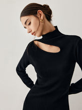 Langärmliges Midi-Strickkleid mit Stehkragen und Cut-Out